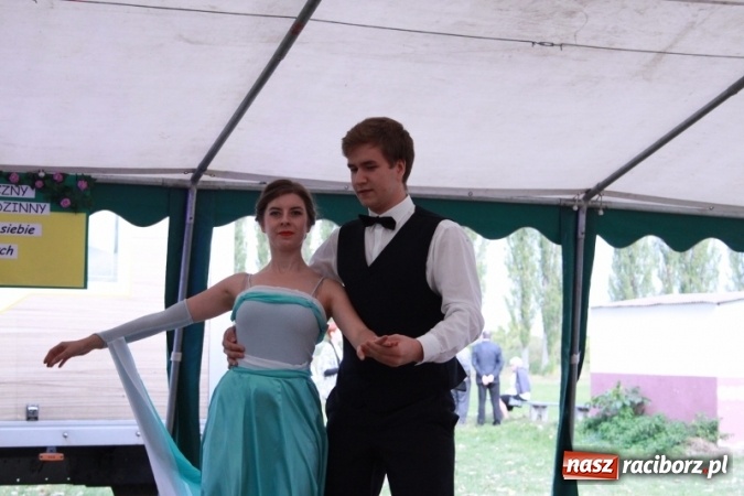 Zdjęcie w galerii na portalu naszraciborz.pl: Rewia, Miraż, zabawa, rozgrywki sportowe i podwójna tęcza, czyli atrakcje II Wielkiego Pikniku Rodzinnego w Wojnowicach wiadomości z regionu