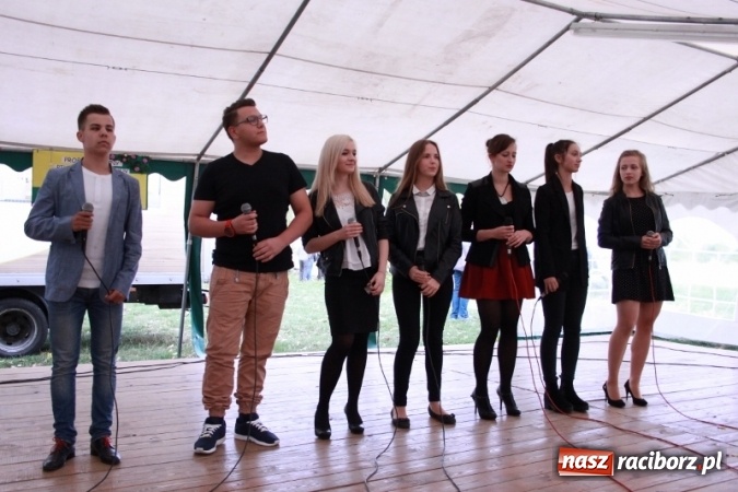 Zdjęcie w galerii na portalu naszraciborz.pl: Rewia, Miraż, zabawa, rozgrywki sportowe i podwójna tęcza, czyli atrakcje II Wielkiego Pikniku Rodzinnego w Wojnowicach wiadomości z regionu