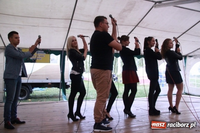 Zdjęcie w galerii na portalu naszraciborz.pl: Rewia, Miraż, zabawa, rozgrywki sportowe i podwójna tęcza, czyli atrakcje II Wielkiego Pikniku Rodzinnego w Wojnowicach wiadomości z regionu