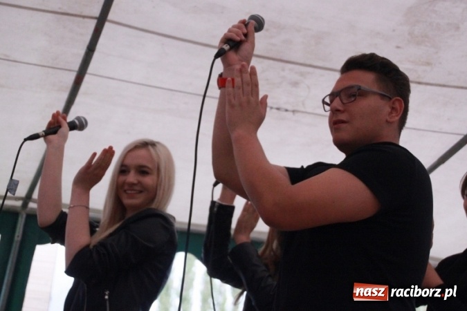 Zdjęcie w galerii na portalu naszraciborz.pl: Rewia, Miraż, zabawa, rozgrywki sportowe i podwójna tęcza, czyli atrakcje II Wielkiego Pikniku Rodzinnego w Wojnowicach wiadomości z regionu