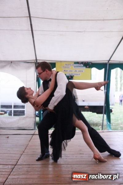 Zdjęcie w galerii na portalu naszraciborz.pl: Rewia, Miraż, zabawa, rozgrywki sportowe i podwójna tęcza, czyli atrakcje II Wielkiego Pikniku Rodzinnego w Wojnowicach wiadomości z regionu