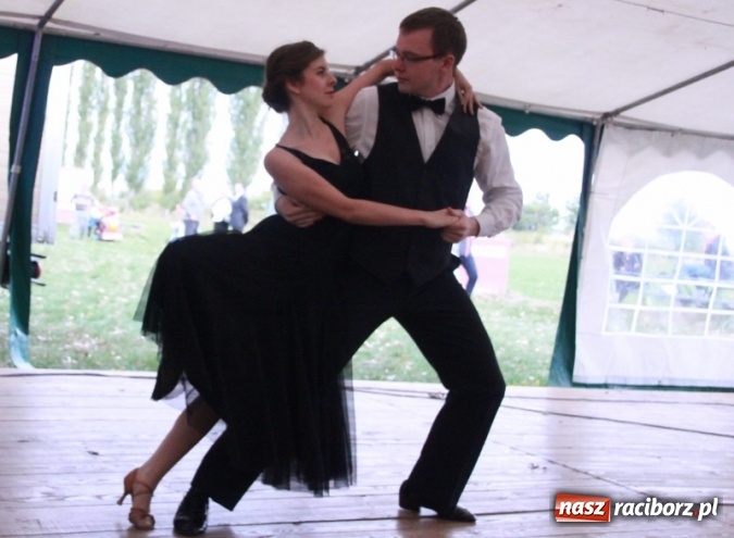 Zdjęcie w galerii na portalu naszraciborz.pl: Rewia, Miraż, zabawa, rozgrywki sportowe i podwójna tęcza, czyli atrakcje II Wielkiego Pikniku Rodzinnego w Wojnowicach wiadomości z regionu