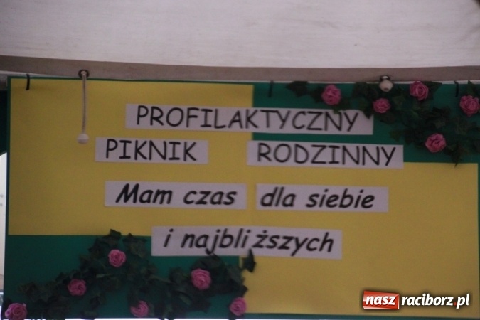 Zdjęcie w galerii na portalu naszraciborz.pl: Rewia, Miraż, zabawa, rozgrywki sportowe i podwójna tęcza, czyli atrakcje II Wielkiego Pikniku Rodzinnego w Wojnowicach wiadomości z regionu