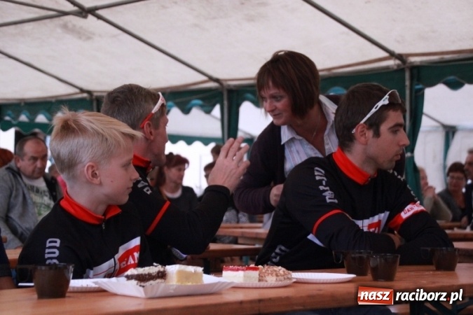 Zdjęcie w galerii na portalu naszraciborz.pl: Rewia, Miraż, zabawa, rozgrywki sportowe i podwójna tęcza, czyli atrakcje II Wielkiego Pikniku Rodzinnego w Wojnowicach wiadomości z regionu