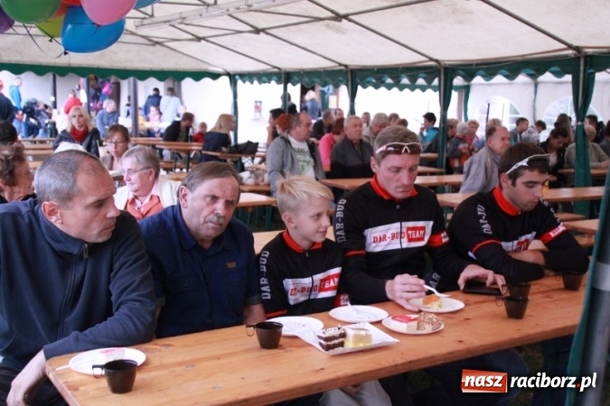 Zdjęcie w galerii na portalu naszraciborz.pl: Rewia, Miraż, zabawa, rozgrywki sportowe i podwójna tęcza, czyli atrakcje II Wielkiego Pikniku Rodzinnego w Wojnowicach wiadomości z regionu