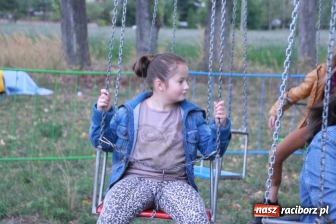 Zdjęcie w galerii na portalu naszraciborz.pl: Rewia, Miraż, zabawa, rozgrywki sportowe i podwójna tęcza, czyli atrakcje II Wielkiego Pikniku Rodzinnego w Wojnowicach wiadomości z regionu