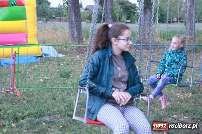 Zdjęcie w galerii na portalu naszraciborz.pl: Rewia, Miraż, zabawa, rozgrywki sportowe i podwójna tęcza, czyli atrakcje II Wielkiego Pikniku Rodzinnego w Wojnowicach wiadomości z regionu