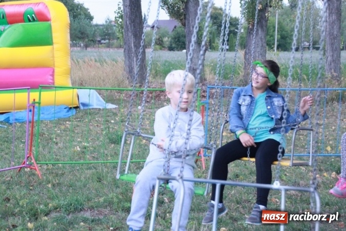 Zdjęcie w galerii na portalu naszraciborz.pl: Rewia, Miraż, zabawa, rozgrywki sportowe i podwójna tęcza, czyli atrakcje II Wielkiego Pikniku Rodzinnego w Wojnowicach wiadomości z regionu