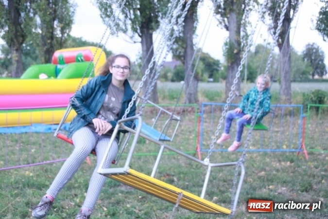 Zdjęcie w galerii na portalu naszraciborz.pl: Rewia, Miraż, zabawa, rozgrywki sportowe i podwójna tęcza, czyli atrakcje II Wielkiego Pikniku Rodzinnego w Wojnowicach wiadomości z regionu