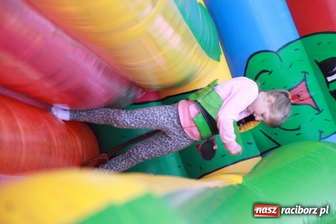 Zdjęcie w galerii na portalu naszraciborz.pl: Rewia, Miraż, zabawa, rozgrywki sportowe i podwójna tęcza, czyli atrakcje II Wielkiego Pikniku Rodzinnego w Wojnowicach wiadomości z regionu