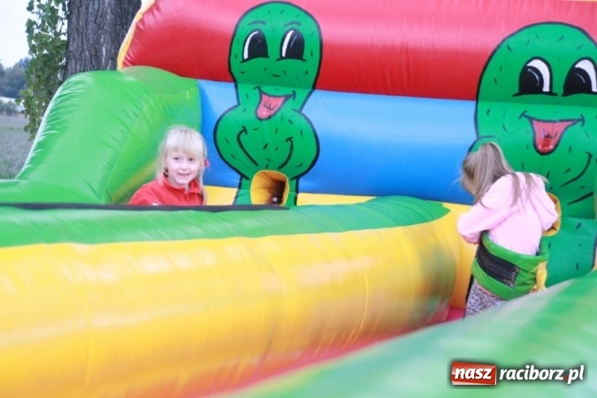 Zdjęcie w galerii na portalu naszraciborz.pl: Rewia, Miraż, zabawa, rozgrywki sportowe i podwójna tęcza, czyli atrakcje II Wielkiego Pikniku Rodzinnego w Wojnowicach wiadomości z regionu