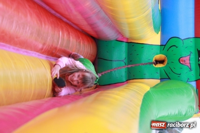 Zdjęcie w galerii na portalu naszraciborz.pl: Rewia, Miraż, zabawa, rozgrywki sportowe i podwójna tęcza, czyli atrakcje II Wielkiego Pikniku Rodzinnego w Wojnowicach wiadomości z regionu