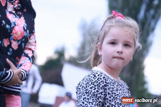 Zdjęcie w galerii na portalu naszraciborz.pl: Rewia, Miraż, zabawa, rozgrywki sportowe i podwójna tęcza, czyli atrakcje II Wielkiego Pikniku Rodzinnego w Wojnowicach wiadomości z regionu