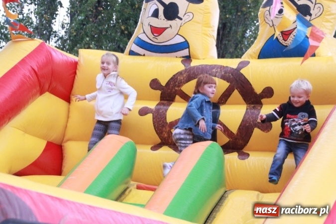 Zdjęcie w galerii na portalu naszraciborz.pl: Rewia, Miraż, zabawa, rozgrywki sportowe i podwójna tęcza, czyli atrakcje II Wielkiego Pikniku Rodzinnego w Wojnowicach wiadomości z regionu