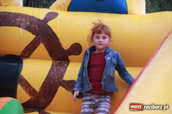 Zdjęcie w galerii na portalu naszraciborz.pl: Rewia, Miraż, zabawa, rozgrywki sportowe i podwójna tęcza, czyli atrakcje II Wielkiego Pikniku Rodzinnego w Wojnowicach wiadomości z regionu