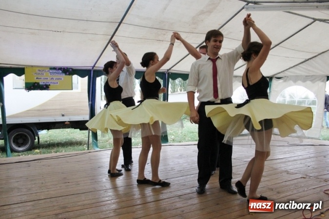 Zdjęcie w galerii na portalu naszraciborz.pl: Rewia, Miraż, zabawa, rozgrywki sportowe i podwójna tęcza, czyli atrakcje II Wielkiego Pikniku Rodzinnego w Wojnowicach wiadomości z regionu