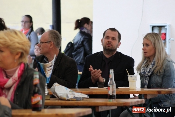 Zdjęcie w galerii na portalu naszraciborz.pl: Rewia, Miraż, zabawa, rozgrywki sportowe i podwójna tęcza, czyli atrakcje II Wielkiego Pikniku Rodzinnego w Wojnowicach wiadomości z regionu