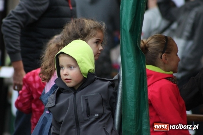Zdjęcie w galerii na portalu naszraciborz.pl: Rewia, Miraż, zabawa, rozgrywki sportowe i podwójna tęcza, czyli atrakcje II Wielkiego Pikniku Rodzinnego w Wojnowicach wiadomości z regionu