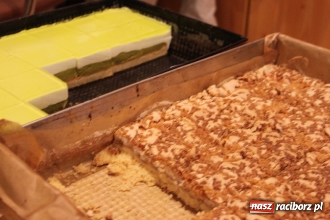 Zdjęcie w galerii na portalu naszraciborz.pl: Rewia, Miraż, zabawa, rozgrywki sportowe i podwójna tęcza, czyli atrakcje II Wielkiego Pikniku Rodzinnego w Wojnowicach wiadomości z regionu