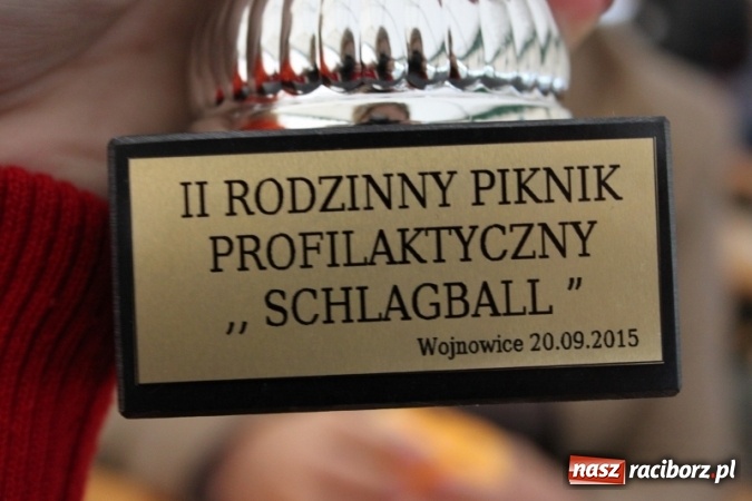 Zdjęcie w galerii na portalu naszraciborz.pl: Rewia, Miraż, zabawa, rozgrywki sportowe i podwójna tęcza, czyli atrakcje II Wielkiego Pikniku Rodzinnego w Wojnowicach wiadomości z regionu