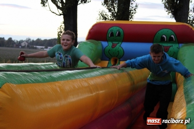 Zdjęcie w galerii na portalu naszraciborz.pl: Rewia, Miraż, zabawa, rozgrywki sportowe i podwójna tęcza, czyli atrakcje II Wielkiego Pikniku Rodzinnego w Wojnowicach wiadomości z regionu