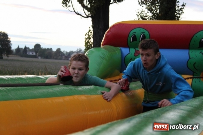 Zdjęcie w galerii na portalu naszraciborz.pl: Rewia, Miraż, zabawa, rozgrywki sportowe i podwójna tęcza, czyli atrakcje II Wielkiego Pikniku Rodzinnego w Wojnowicach wiadomości z regionu