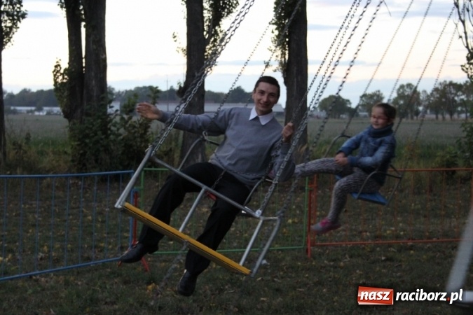 Zdjęcie w galerii na portalu naszraciborz.pl: Rewia, Miraż, zabawa, rozgrywki sportowe i podwójna tęcza, czyli atrakcje II Wielkiego Pikniku Rodzinnego w Wojnowicach wiadomości z regionu