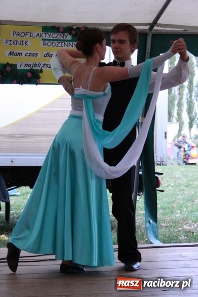 Zdjęcie w galerii na portalu naszraciborz.pl: Rewia, Miraż, zabawa, rozgrywki sportowe i podwójna tęcza, czyli atrakcje II Wielkiego Pikniku Rodzinnego w Wojnowicach wiadomości z regionu