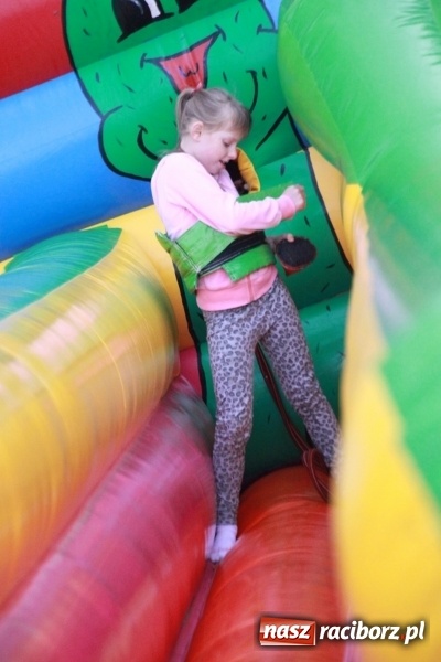 Zdjęcie w galerii na portalu naszraciborz.pl: Rewia, Miraż, zabawa, rozgrywki sportowe i podwójna tęcza, czyli atrakcje II Wielkiego Pikniku Rodzinnego w Wojnowicach wiadomości z regionu