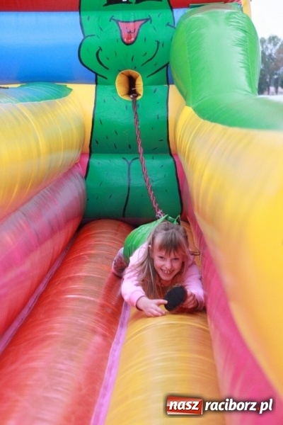 Zdjęcie w galerii na portalu naszraciborz.pl: Rewia, Miraż, zabawa, rozgrywki sportowe i podwójna tęcza, czyli atrakcje II Wielkiego Pikniku Rodzinnego w Wojnowicach wiadomości z regionu