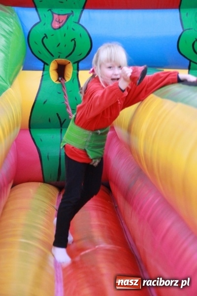 Zdjęcie w galerii na portalu naszraciborz.pl: Rewia, Miraż, zabawa, rozgrywki sportowe i podwójna tęcza, czyli atrakcje II Wielkiego Pikniku Rodzinnego w Wojnowicach wiadomości z regionu