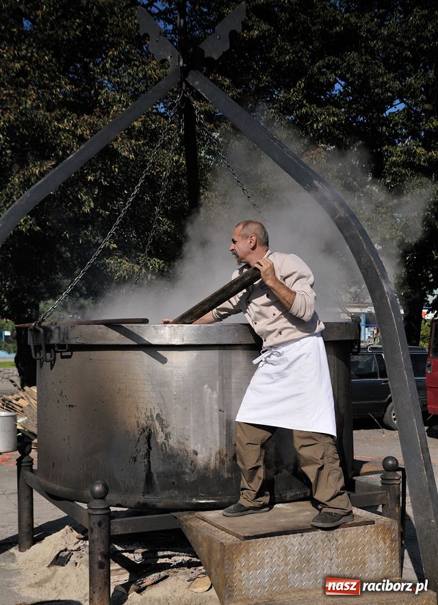 Zdjęcie w galerii na portalu naszraciborz.pl: Pożegnanie Lata - festyn na pl. Długosza  wiadomości z regionu