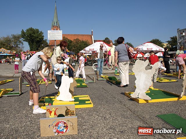 Zdjęcie w galerii na portalu naszraciborz.pl: Pożegnanie Lata - festyn na pl. Długosza  wiadomości z regionu