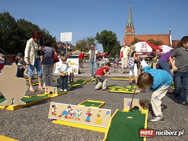 Zdjęcie w galerii na portalu naszraciborz.pl: Pożegnanie Lata - festyn na pl. Długosza  wiadomości z regionu