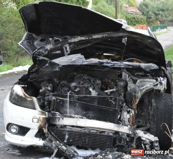 Zdjęcie w galerii na portalu naszraciborz.pl: 50 tys. zł strat po pożarze samochodu! Weekendowe działania strażaków wiadomości z regionu