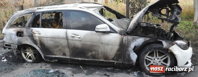 Zdjęcie w galerii na portalu naszraciborz.pl: 50 tys. zł strat po pożarze samochodu! Weekendowe działania strażaków wiadomości z regionu