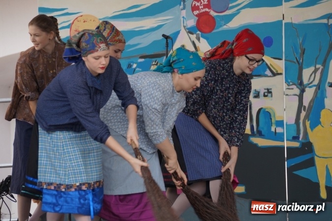 Zdjęcie w galerii na portalu naszraciborz.pl: Nazwa zobowiązuje! Czym Nędza bogata! po raz drugi na zamku wiadomości z regionu