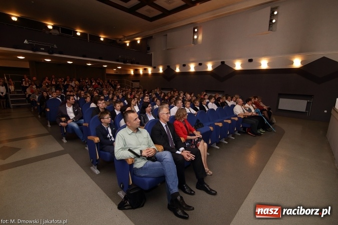 Zdjęcie w galerii na portalu naszraciborz.pl: Najlepsi uczniowie odebrali miejskie stypendia wiadomości z regionu