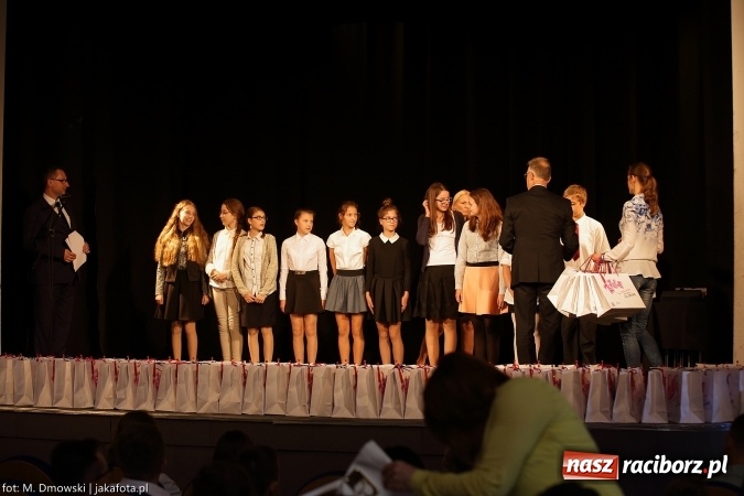Zdjęcie w galerii na portalu naszraciborz.pl: Najlepsi uczniowie odebrali miejskie stypendia wiadomości z regionu
