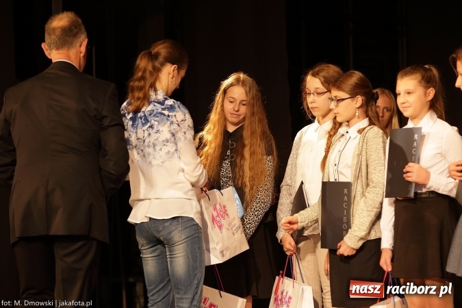 Zdjęcie w galerii na portalu naszraciborz.pl: Najlepsi uczniowie odebrali miejskie stypendia wiadomości z regionu