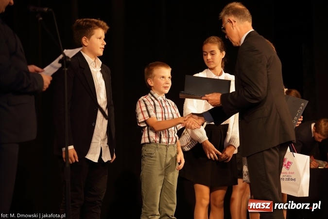 Zdjęcie w galerii na portalu naszraciborz.pl: Najlepsi uczniowie odebrali miejskie stypendia wiadomości z regionu