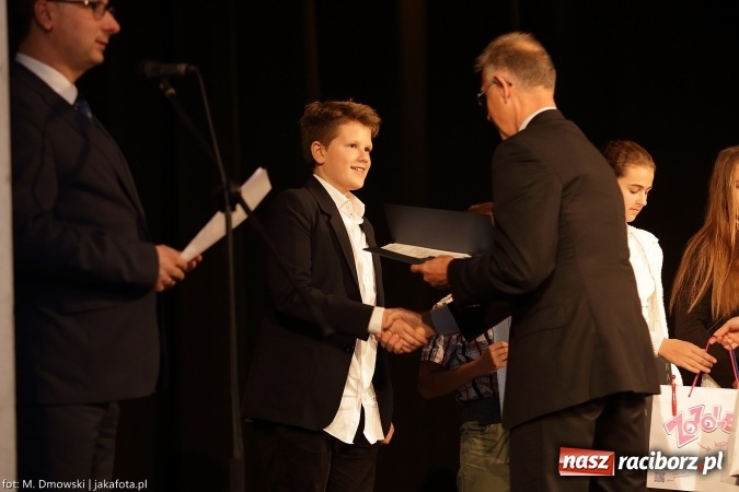Zdjęcie w galerii na portalu naszraciborz.pl: Najlepsi uczniowie odebrali miejskie stypendia wiadomości z regionu