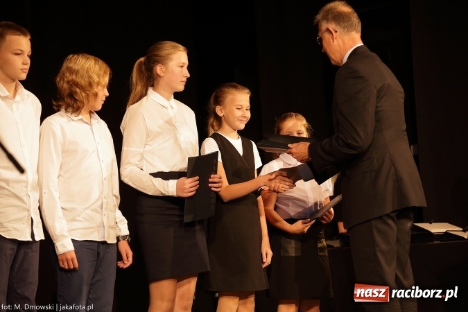 Zdjęcie w galerii na portalu naszraciborz.pl: Najlepsi uczniowie odebrali miejskie stypendia wiadomości z regionu