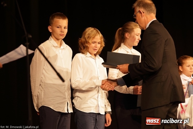 Zdjęcie w galerii na portalu naszraciborz.pl: Najlepsi uczniowie odebrali miejskie stypendia wiadomości z regionu