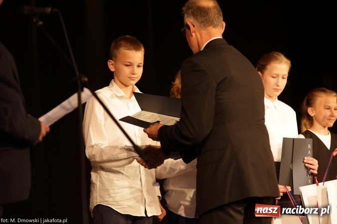 Zdjęcie w galerii na portalu naszraciborz.pl: Najlepsi uczniowie odebrali miejskie stypendia wiadomości z regionu