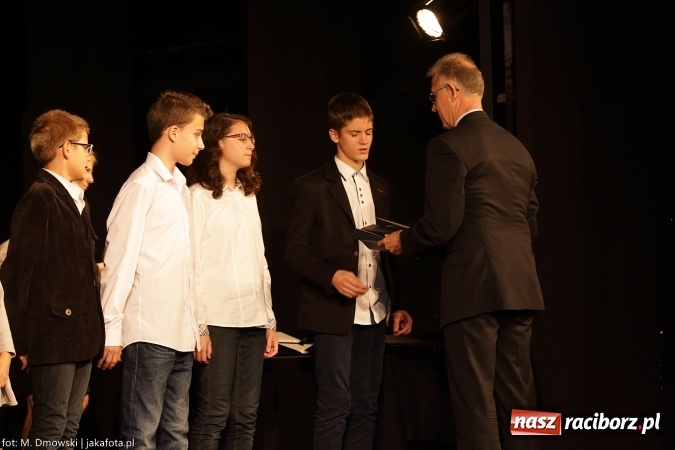 Zdjęcie w galerii na portalu naszraciborz.pl: Najlepsi uczniowie odebrali miejskie stypendia wiadomości z regionu