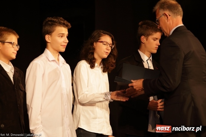 Zdjęcie w galerii na portalu naszraciborz.pl: Najlepsi uczniowie odebrali miejskie stypendia wiadomości z regionu