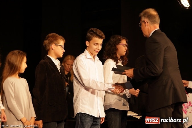 Zdjęcie w galerii na portalu naszraciborz.pl: Najlepsi uczniowie odebrali miejskie stypendia wiadomości z regionu
