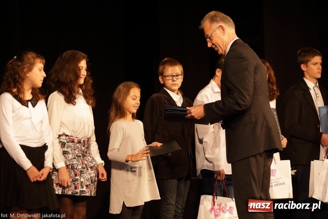 Zdjęcie w galerii na portalu naszraciborz.pl: Najlepsi uczniowie odebrali miejskie stypendia wiadomości z regionu