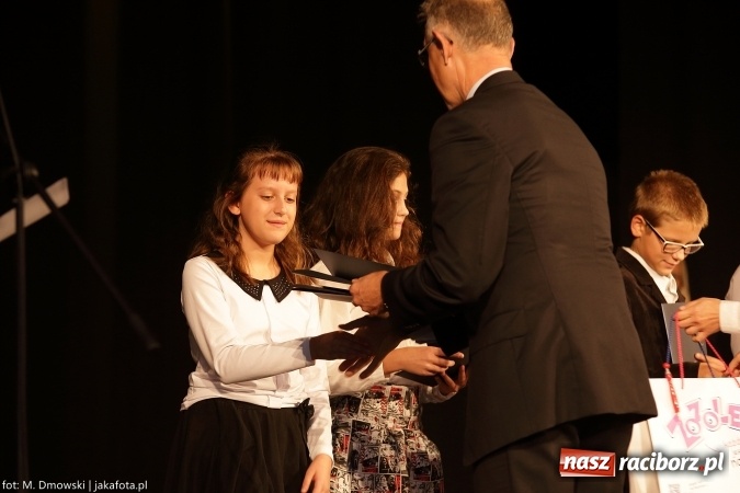 Zdjęcie w galerii na portalu naszraciborz.pl: Najlepsi uczniowie odebrali miejskie stypendia wiadomości z regionu